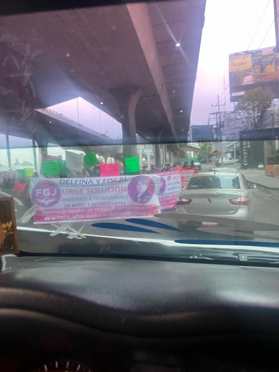 RaulGtzNR's tweet image. 🚧 Presencia de manifestantes mantiene bloqueo sobre Periférico norte con dirección al sur a la altura de Río San Joaquín.

Se trata de dueños de restaurantes y bar que exigen la reapertura de sus negocios.
#PrecauciónVial #Naucalpan #EdoMéx