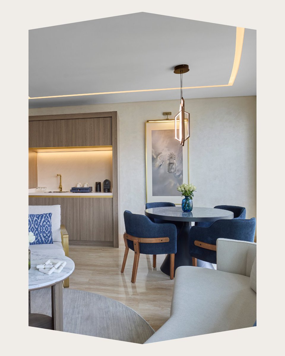 MakaremMadinah's tweet image. حيث يلامس الضوء الجدران برفق،
 ويستقر الهدوء في كل زاوية،
 لتمنح #الإقامة  معناها.
#مكارم_برج_المدينة
Where light touches the walls gently,
 and calm settles into every corner,
 giving the #stay its meaning.
#MakaremBurjAlMadinah