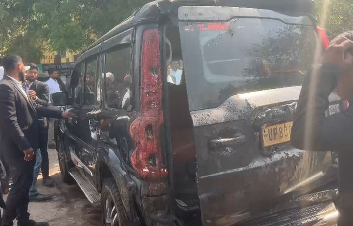 bstvlive's tweet image. आगरा: आगरा दीवानी की पार्किंग में आग

➡अधिवक्ताओं की कारों में लगी आग 
➡एक गाड़ी पूरी तरह जलकर खाक
➡तीन गाड़ियां आंशिक रूप से जली 
➡फायर ब्रिगेड टीम ने आग बुझाई   

#Agra #FireAccident #UttarPradesh @agrapolice