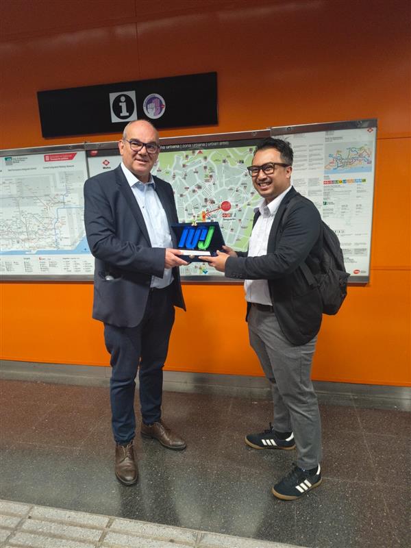 TMB_Barcelona's tweet image. Avui hem rebut la visita de representants de @mrtjakarta.
🚇Estan molt interessats en les nostres línies automàtiques #metrobcn, ja que tenen previst automatitzar una de les seves línies. 
Un plaer compartir experiències i coneixement! 🤝 #Jakarta #Mobilitat