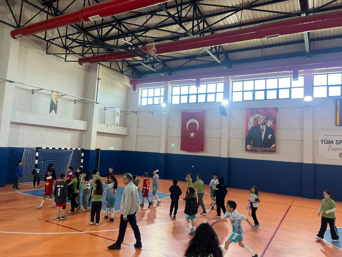 Sakaryaio20's tweet photo. 23 Nisan Ulusal Egemenlik ve Çocuk Bayramı futsal turnuvası kapsamında yapılan  yarı final maçını kazanarak finale çıktık öğrencilerimizi  tebrik ederiz. 21 Nisan saat:11 de Sarayköy Belediyesi Spor Tesislerinde yapılacak olan  final maçımıza tüm velilerimizi bekliyoruz. https://t.co/Xs5KaD7orA