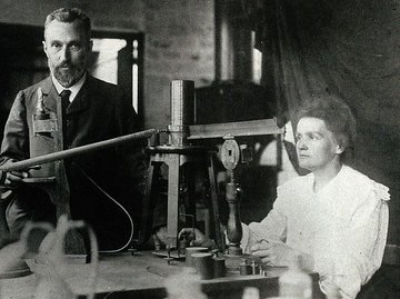 SadaaShree's tweet image. #TodayInHistory

Marie and Pierre Curie proved the existence of the new element radium when they chemically isolate one-tenth of a gram of pure radium chloride  from tons of pitchblende (uraninite) via fractional crystallization in their Paris lab.

The Curies’ work involved