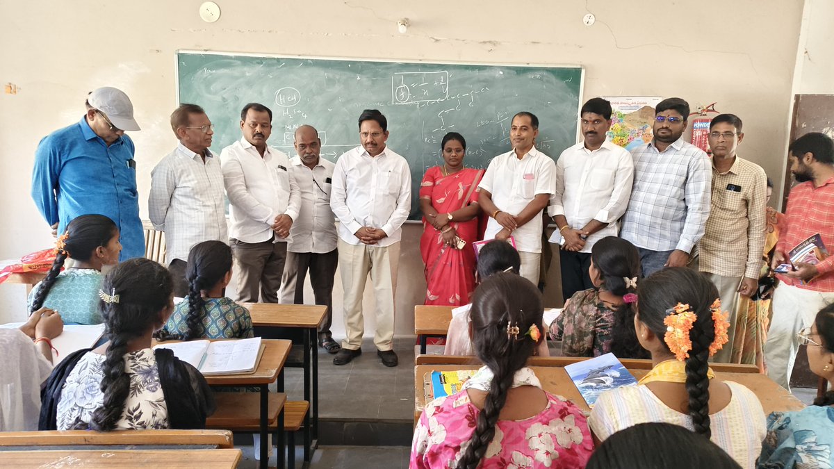 palamuru's tweet image. పాలిసెట్‌లో టాప్ ర్యాంకులు సాధించాలి..

మహబూబ్ నగర్ బాలికల జూనియర్ కళాశాలలో నిర్వహిస్తున్న పాలిసెట్ శిక్షణ సెంటర్  సందర్శించి, శిక్షణ పొందుతున్న విద్యార్థులతో మాటామంతీ నిర్వహించి “కష్టపడితేనే విజయాలు సాధ్యం”  అని సూచించడం జరిగింది.

#POLYCET #StudentSuccess #CongressParty