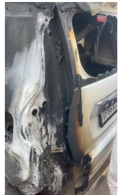 bstvlive's tweet image. आगरा: आगरा दीवानी की पार्किंग में आग

➡अधिवक्ताओं की कारों में लगी आग 
➡एक गाड़ी पूरी तरह जलकर खाक
➡तीन गाड़ियां आंशिक रूप से जली 
➡फायर ब्रिगेड टीम ने आग बुझाई   

#Agra #FireAccident #UttarPradesh @agrapolice