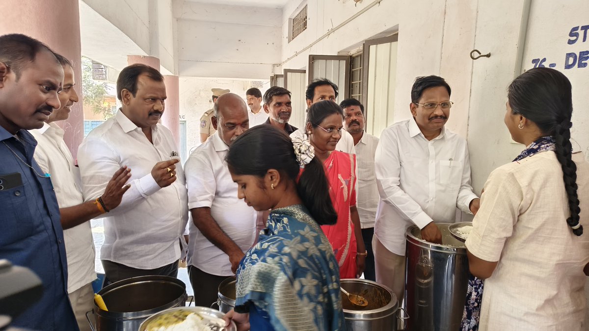 palamuru's tweet image. పాలిసెట్‌లో టాప్ ర్యాంకులు సాధించాలి..

మహబూబ్ నగర్ బాలికల జూనియర్ కళాశాలలో నిర్వహిస్తున్న పాలిసెట్ శిక్షణ సెంటర్  సందర్శించి, శిక్షణ పొందుతున్న విద్యార్థులతో మాటామంతీ నిర్వహించి “కష్టపడితేనే విజయాలు సాధ్యం”  అని సూచించడం జరిగింది.

#POLYCET #StudentSuccess #CongressParty