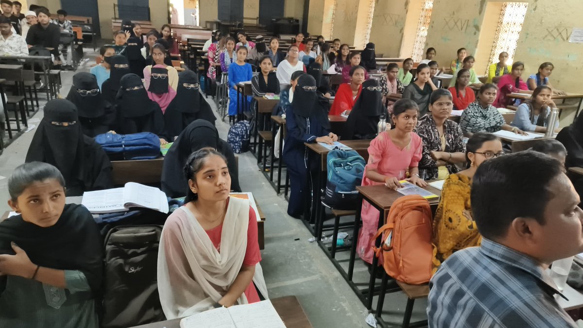 palamuru's tweet image. పాలిసెట్‌లో టాప్ ర్యాంకులు సాధించాలి..

మహబూబ్ నగర్ బాలికల జూనియర్ కళాశాలలో నిర్వహిస్తున్న పాలిసెట్ శిక్షణ సెంటర్  సందర్శించి, శిక్షణ పొందుతున్న విద్యార్థులతో మాటామంతీ నిర్వహించి “కష్టపడితేనే విజయాలు సాధ్యం”  అని సూచించడం జరిగింది.

#POLYCET #StudentSuccess #CongressParty