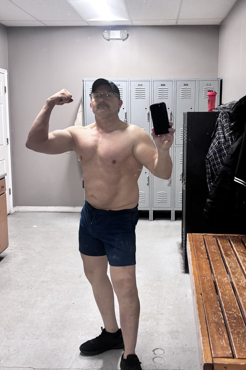 Russell_Writer's tweet image. Locker room mirror doesn’t lie…💪 #bodybuilding #liftingheavyshit #training #coach #yoked #swole #MuscleMonday #beastmode #staybeefy #filmmaker #writer