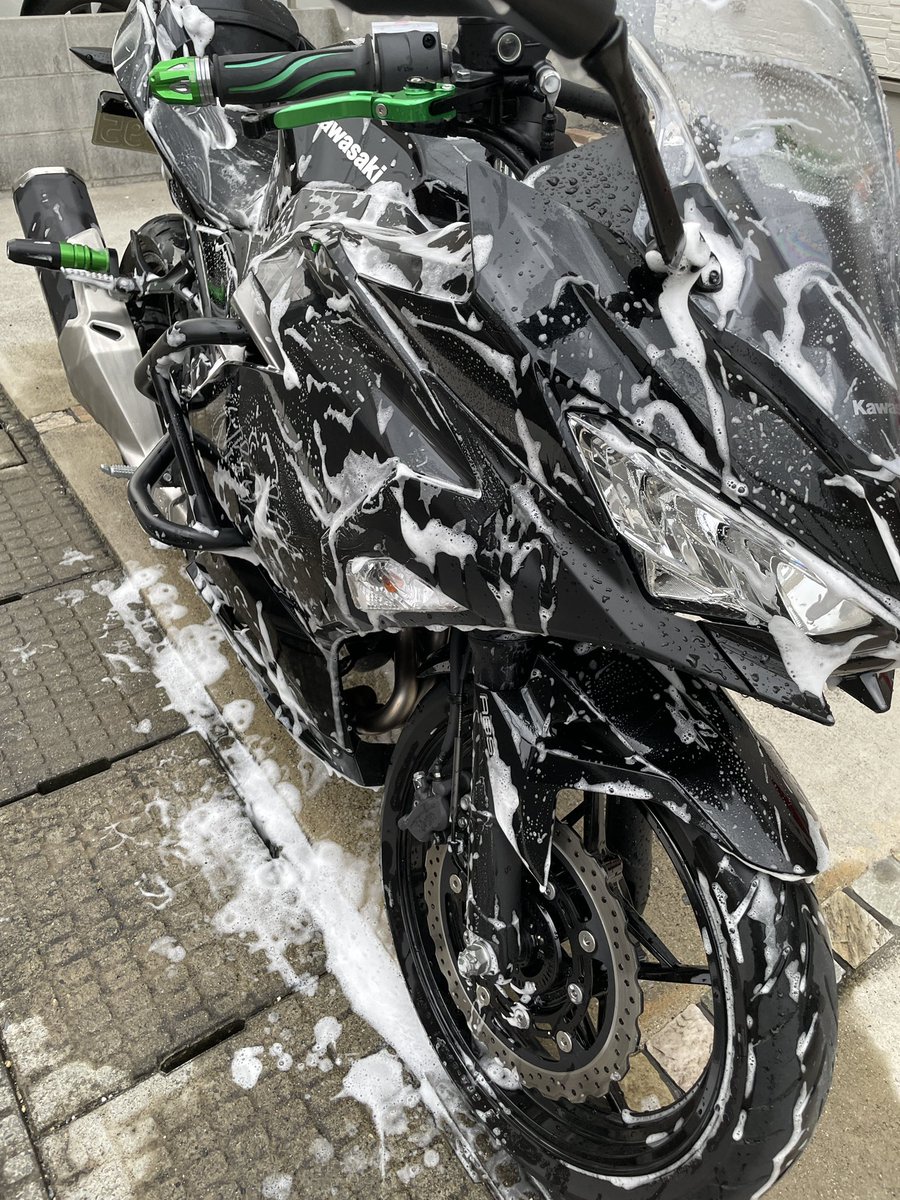 numgrapher's tweet photo. 花粉黄砂コーティングが目立ってきたので洗車✨
スッキリして気持ちいい☺️

#ninja 
#ninja400 https://t.co/NYY2g4u1vf