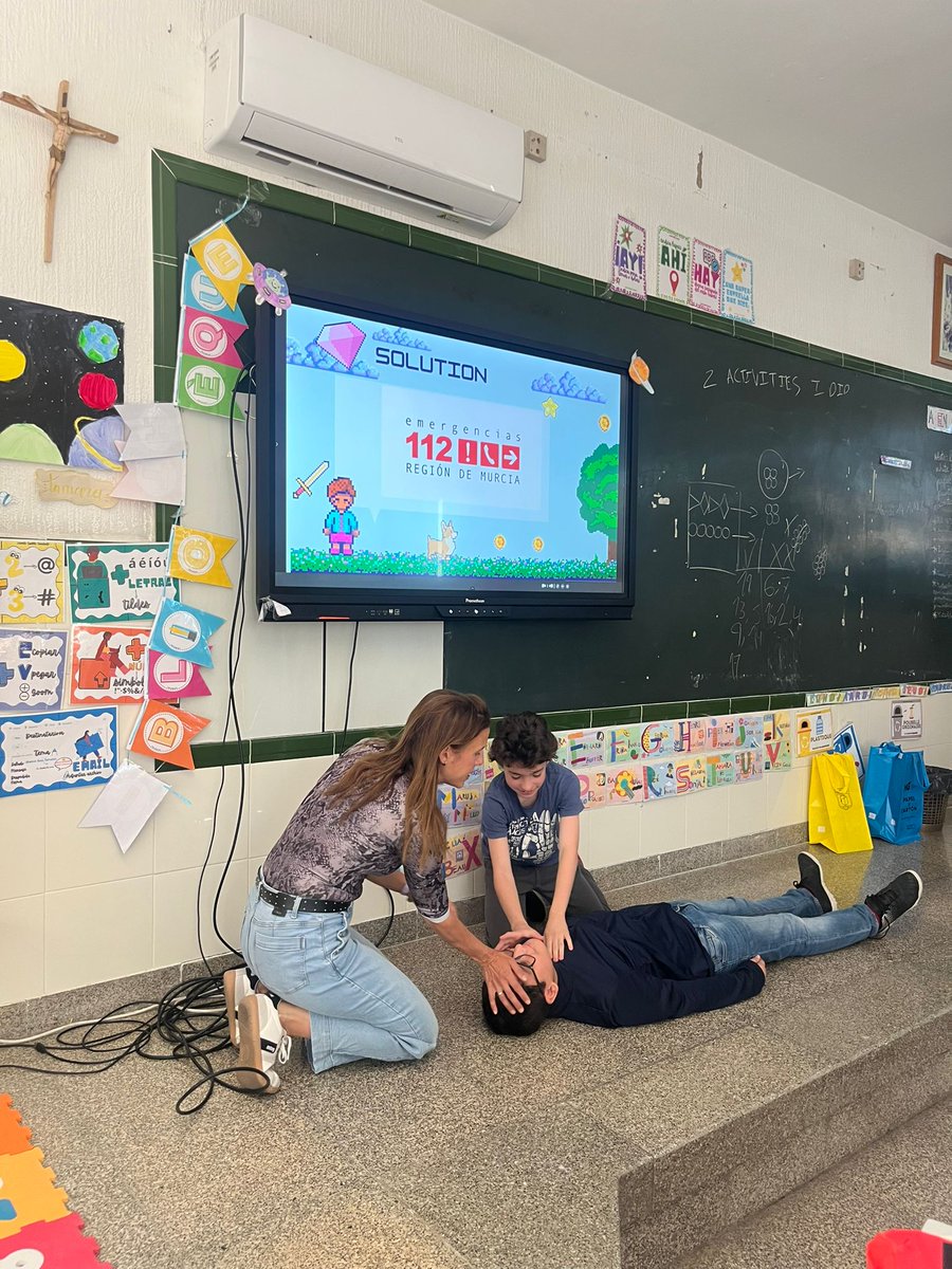 MurciaMaristas's tweet image. ¡Nuestros alumnos de 5º ya saben salvar vidas! ❤️ 🩺 Participaron en un taller de RCP con nuestra enfermera escolar para aprender a actuar con calma y rapidez ante una emergencia. Apostamos por una educación útil para la vida y el cuidado de los demás. 

#RCP #SaludEscolar
