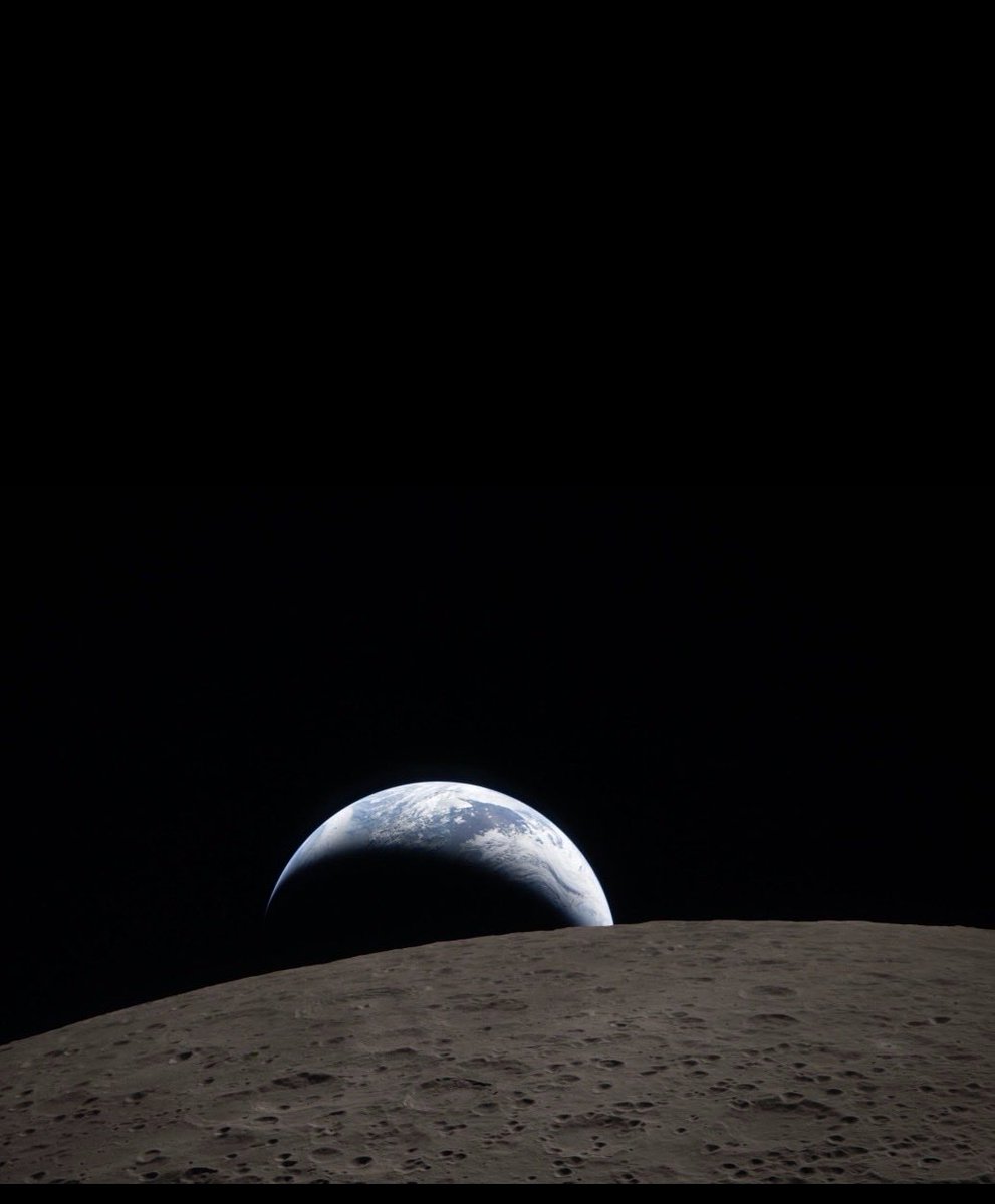 Esta es la primera foto desde el lado lejano de la Luna, al fondo nuestro planeta, más cerca, la superficie lunar.
April 6, 2026.

Humanity, from the other side. First photo from the far side of the Moon. Captured from Orion as Earth dips beyond the lunar horizon. Photo: NASA 🇺🇸