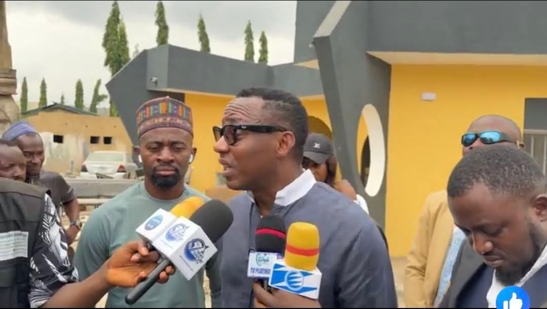 Abeyhp1's tweet photo. Yele Sowore’s love for the masses isn’t just talk — it’s in his DNA.
From his student union days fighting for justice, to founding Sahara Reporters to expose corruption that hurts ordinary Nigerians, to leaving the comfort of America to contest elections and lead #RevolutionNow https://t.co/XBqKCV7AuL