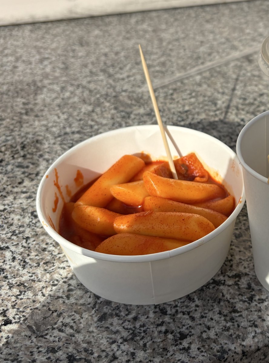 쑤런학생.. 저 꼬치 거꾸로 꽂아줫어요..
떡 안찍혀서 억지로 욱여넣음