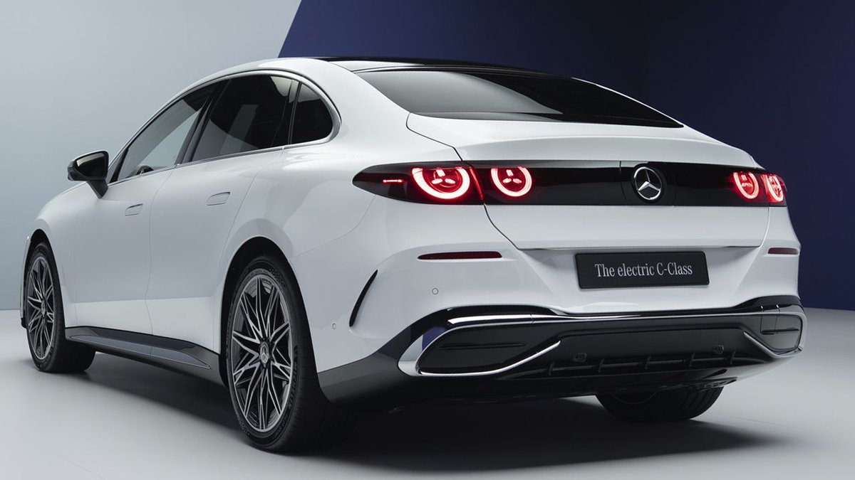 foroelectricos's tweet image. ¡Mercedes golpea la mesa! ⚡️ Presentado el nuevo Clase C eléctrico:

🔋 Hasta 800 km de autonomía (WLTP).
🚀 489 CV y 0-100 en 4,1s.
🔌 Carga ultrarrápida: 320 km en solo 10 min.
🖥️ Pantalla Hyperscreen de 39".

¿El adiós definitivo a la combustión? 🔌⭐

#Mercedes #ClaseC #EV