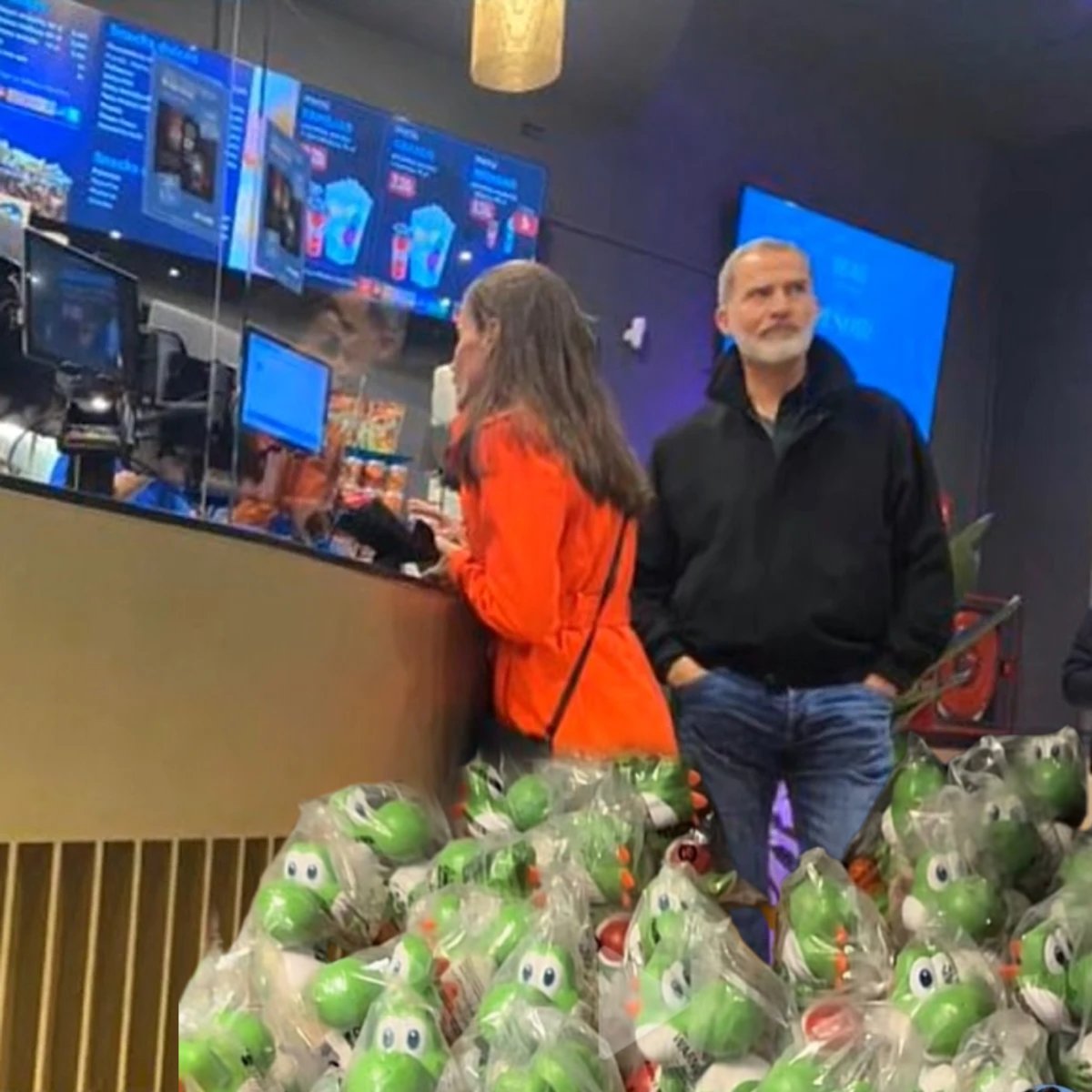 -"¿Entonces no podemos devolver los setenta y cinco palomiteros de Yoshi que nos llevamos el otro día?"