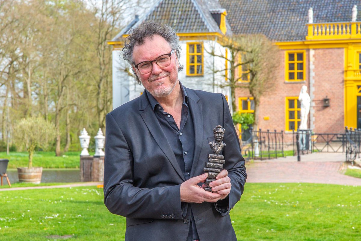provgroningen's tweet photo. Jan Henk de Groot wint K. ter Laanprijs. 🎉 De prijs wordt tweejaarlijks toegekend door Stichting ’t Grunneger Bouk aan personen die zich inzetten voor de Groninger taal en cultuur. Lees meer: https://t.co/xb86dRSSTH
📸: Wilco van der Laan https://t.co/LrLJmI19NH