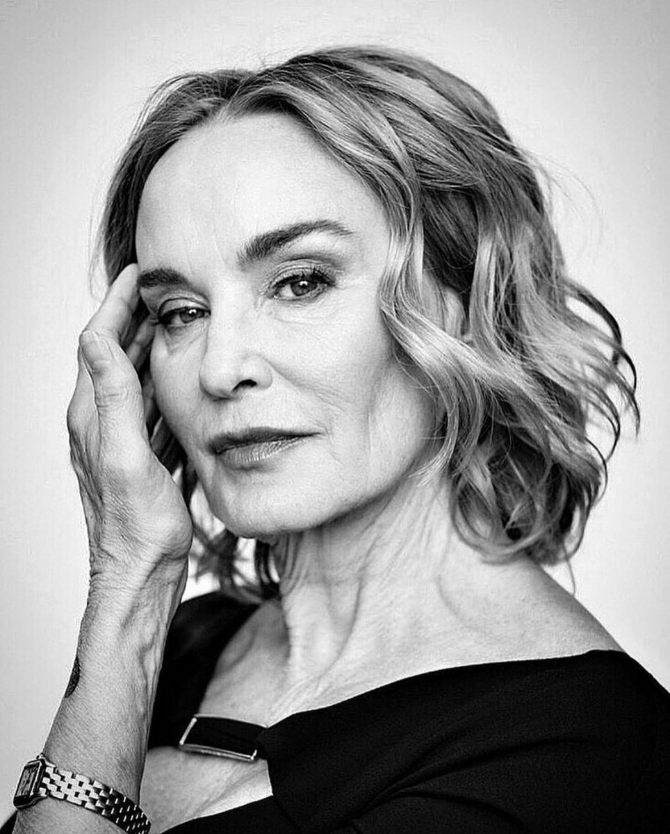 JuanmadelaPoza's tweet image. #JessicaLange cumple 77 años. La actriz estadounidense ha aceptado con dignidad su proceso natural de envejecimiento, a diferencia de muchas estrellas de #Hollywood que recurren a la cirugía plástica para combatirlo.