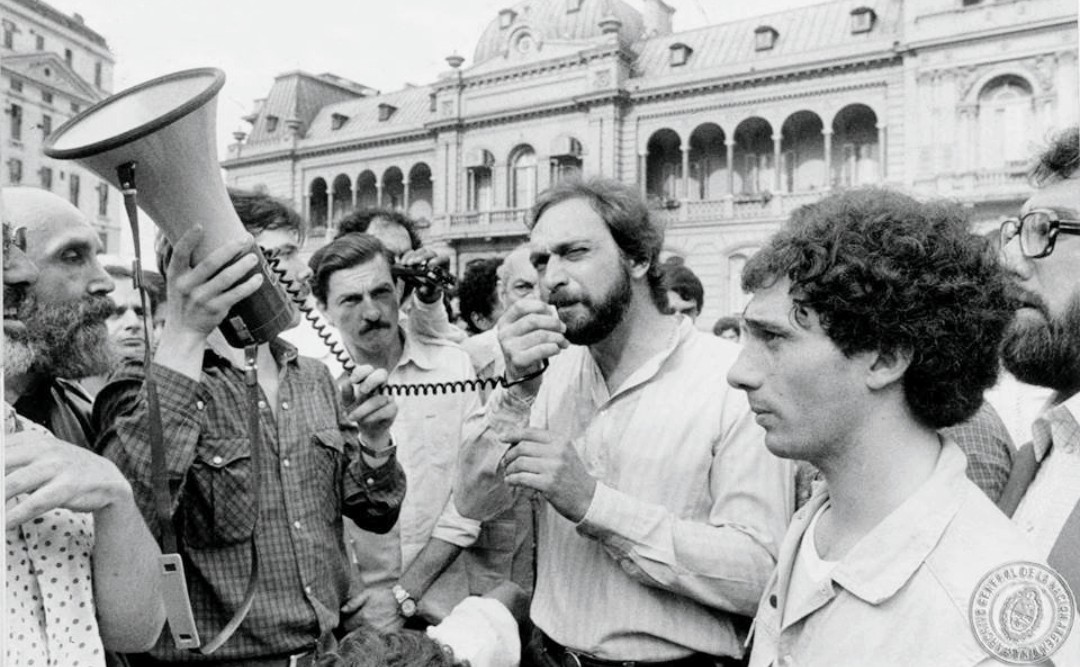 hernanrossi_ok's tweet photo. Enorme pérdida para el arte argentino. Uno de nuestros máximos exponentes, sin lugar a dudas. Hombre de Dock Sud, de cuna humilde que llegó a recibir los mayores reconocimientos, tanto del público como de la crítica. 
Víctima de la censura y las amenazas de la Triple A en los años isabelinos. Cayó luego y fue secuestrado durante los días en que arreciaba la represión ilegal de la dictadura. Secretario General del gremio de actores. Luchador incansable por la vuelta de la democracia en los 80, fue uno de los grandes referentes culturales que acompañó la gesta alfonsinista. Ya en democracia, fue un parlamentario comprometido y un hombre del radicalismo. Gracias Beto por tu ejemplo y compromiso.