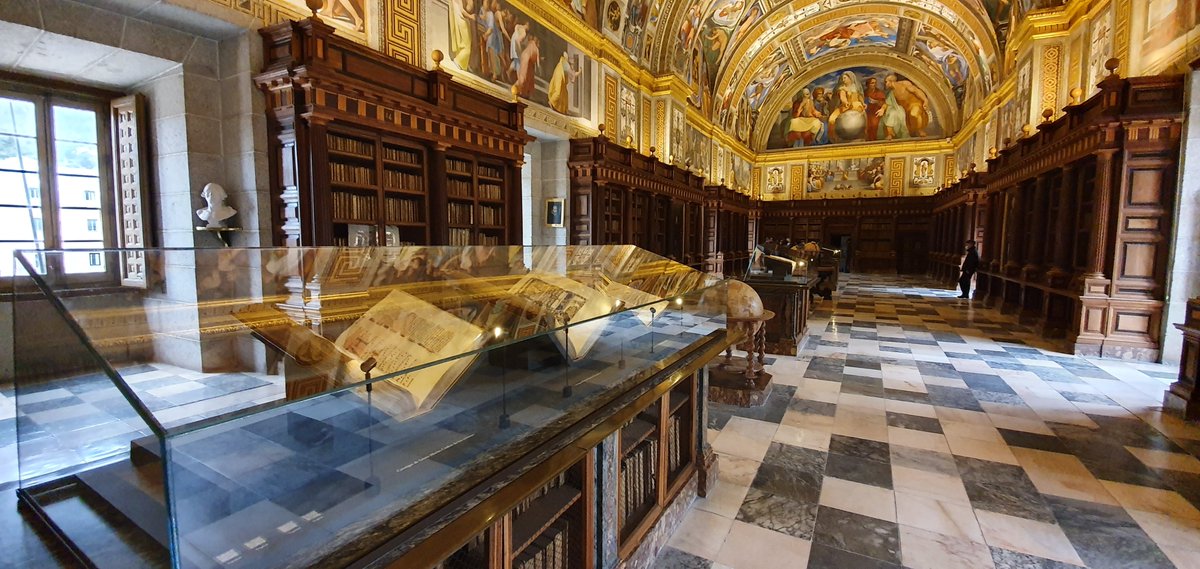 ¡Feliz #DíadelLibro, lectoras y lectores! 📖

Lo celebramos en la Real Biblioteca del Real Monasterio de San Lorenzo de El Escorial ⛪ Fundada por Felipe II, es una de las bibliotecas históricas más importantes y bellas del mundo.

Un pilar del humanismo renacentista español 📜