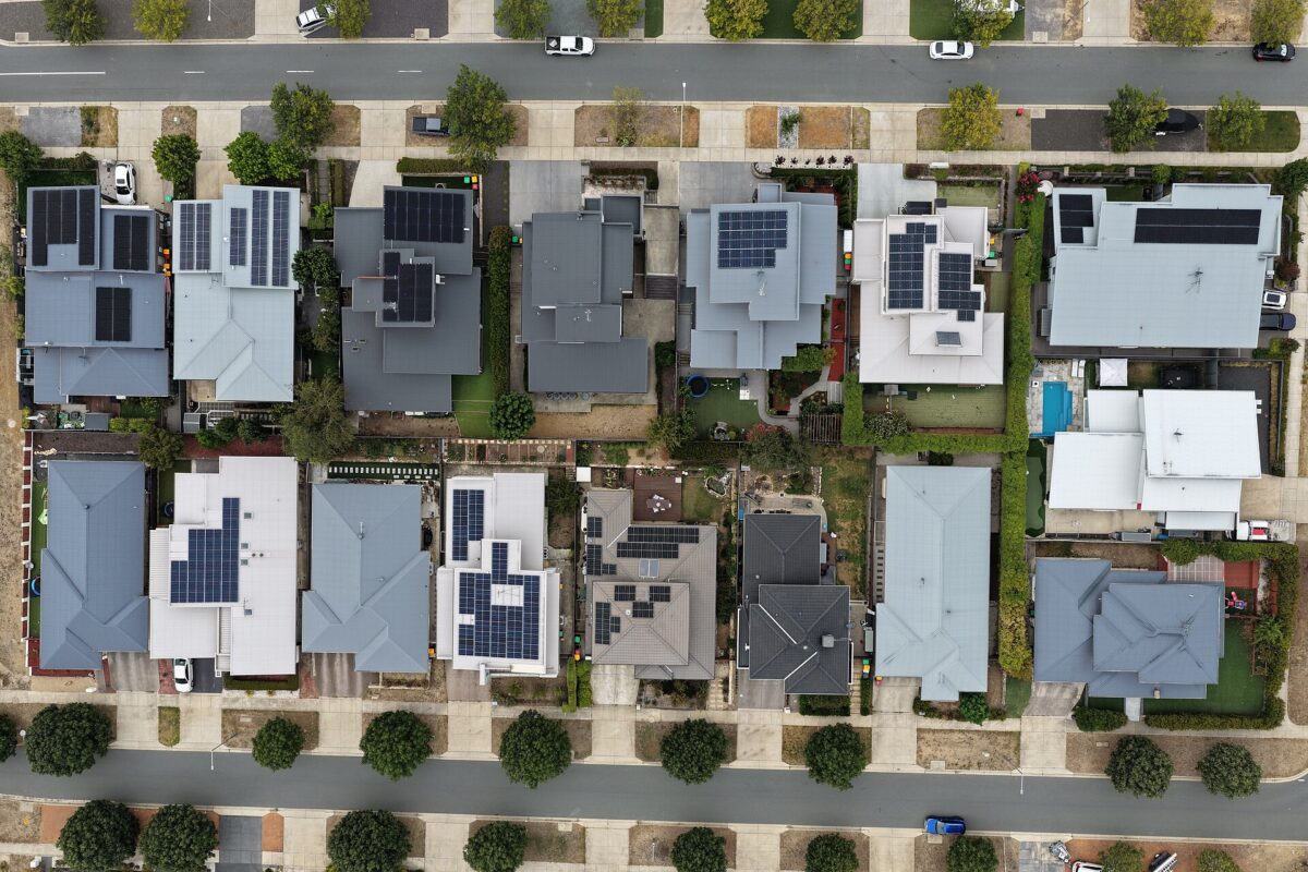 pvmagazine's tweet image. Solar rebound effect could raise Europe’s electricity demand 5% by 2050: Research from Germany's FernUniversität finds the solar rebound effect, caused by households increasing their total electricity… dlvr.it/TS7CS6 #Photovoltaics #EnergyStorage #RenewableEnergy