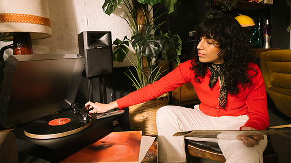 JBL_Brasil's tweet image. O vinil é icônico, né? Escolher o disco, ver ele rodar e curtir a música é uma experiência incomparável! Lado A e lado B seguem o ritmo da sonzeira sem pressa e o tempo se rende a essa vibe. 🎶

Tudo pronto para celebrar o Dia do Disco com o Spinner BT? 

#JBL #SpinnerBT