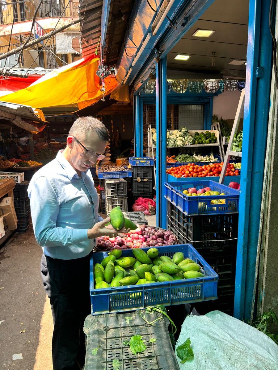 AusCGChennai's tweet image. DCG Cameron is on the hunt for the perfect #mango in Sri Vijaya Puram (Port Blair) in the #Andamans today, with Program Manager Karthi.

India is the largest producer of mangoes in the world and consumes almost all of them - only about 1% are exported! 🥭🥭