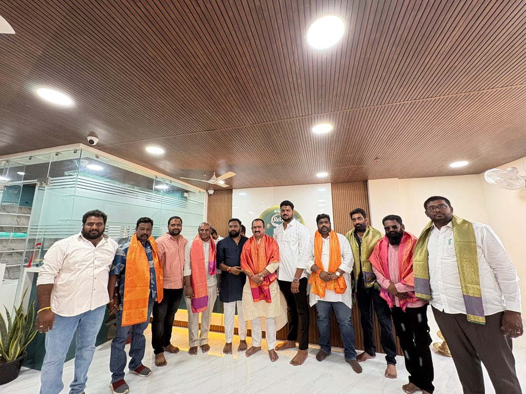 VSR_Vanipally's tweet image. హైదరాబాద్ నగర ఉద్యోగుల గృహ నిర్మాణ సహకార సంఘం నూతన అధ్యక్షుడు అనిశెట్టి సాయికుమార్, ఉపాధ్యక్షుడు బండి ఆంజనేయులను Vanipally Srinivas Reddy garu సత్కరించారు. అనంతరం రీ లైఫ్ న్యూరో కేంద్రాన్ని ప్రారంభించారు. #Hyderabad #RangaReddy #Service #Development #BJP