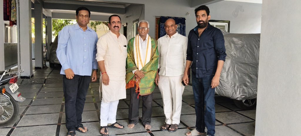 BJPRangaReddyTS's tweet image. హైదరాబాద్ నగర ఉద్యోగుల గృహ నిర్మాణ సహకార సంఘం నూతన అధ్యక్షుడు అనిశెట్టి సాయికుమార్, ఉపాధ్యక్షుడు బండి ఆంజనేయులను Vanipally Srinivas Reddy garu సత్కరించారు. అనంతరం రీ లైఫ్ న్యూరో కేంద్రాన్ని ప్రారంభించారు. #Hyderabad #RangaReddy #Service #Development #BJP