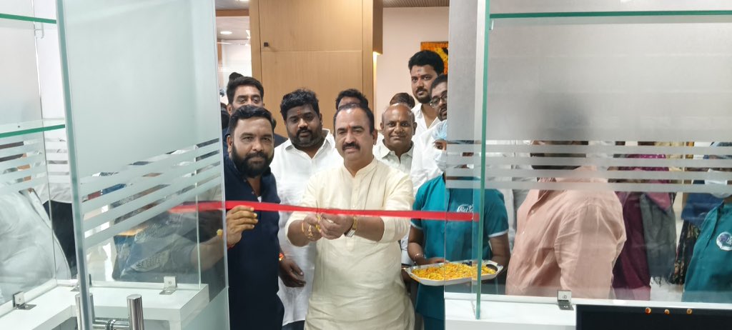 BJPRangaReddyTS's tweet image. హైదరాబాద్ నగర ఉద్యోగుల గృహ నిర్మాణ సహకార సంఘం నూతన అధ్యక్షుడు అనిశెట్టి సాయికుమార్, ఉపాధ్యక్షుడు బండి ఆంజనేయులను Vanipally Srinivas Reddy garu సత్కరించారు. అనంతరం రీ లైఫ్ న్యూరో కేంద్రాన్ని ప్రారంభించారు. #Hyderabad #RangaReddy #Service #Development #BJP