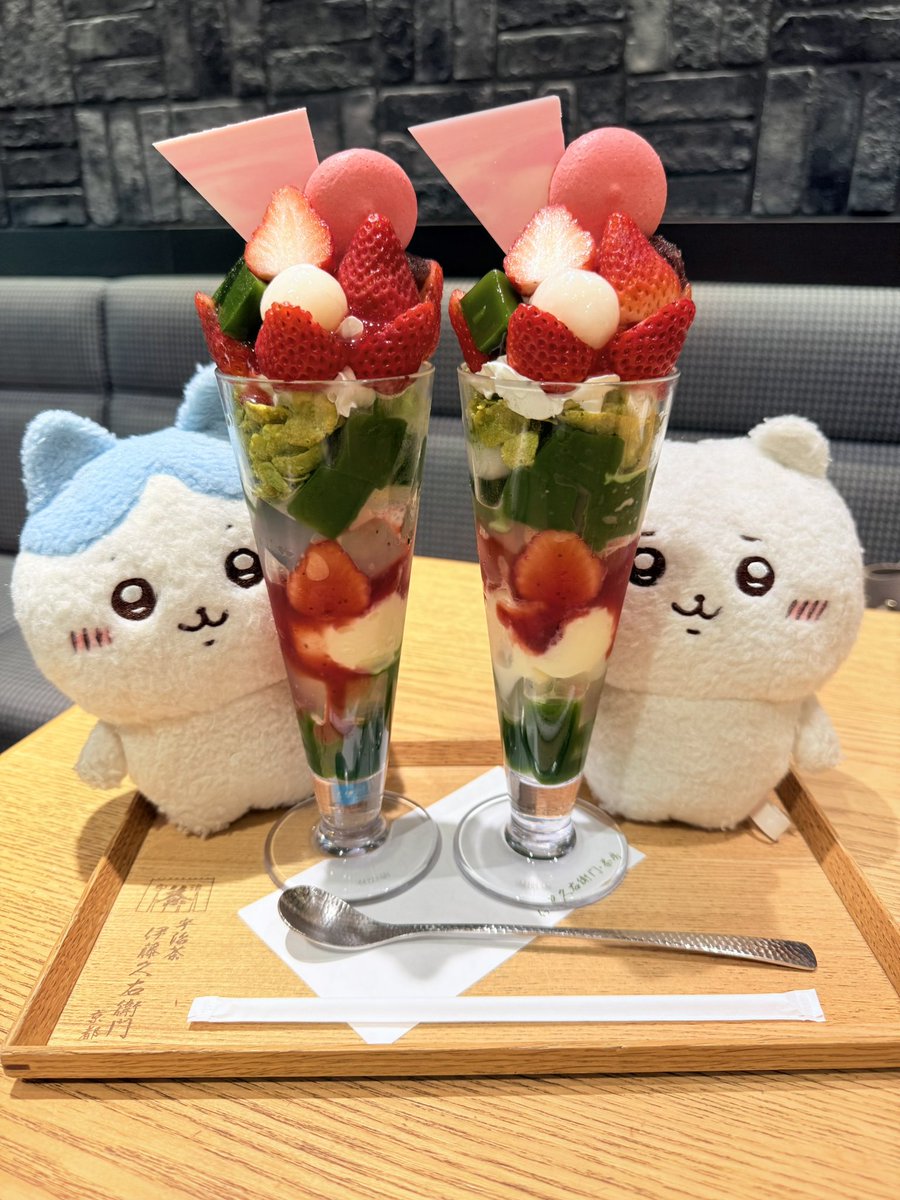 pastarisuke's tweet photo. イチゴと抹茶のパフェ
星🌟🌟🌟🌟🌟

京都宇治の伊藤久右衛門さんにて
イチゴの甘酸っぱさと瑞々しさが
抹茶ゼリー、アイスの甘さとほろ苦さと
渾然一体となって...
出来上がっちゃったッ！極上のスイーツ！

伊藤久右衛門さんのパフェ、サイコー‼️ https://t.co/pQBikITYiB