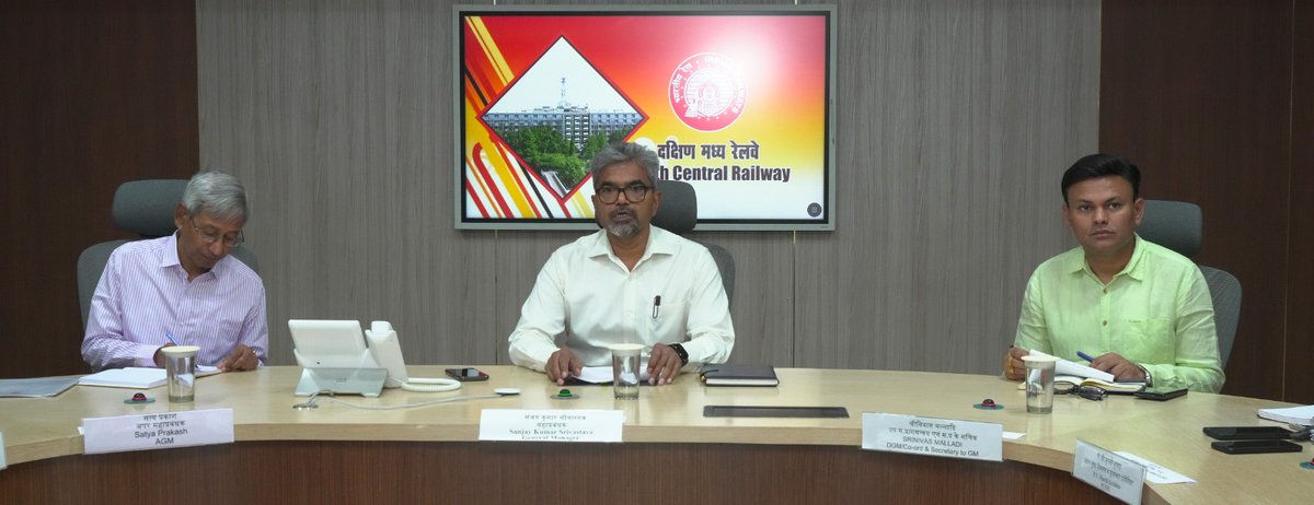SCRailwayIndia's tweet image. Shri Sanjay Kumar Srivastava, General Manager, SCR holds review meeting on safety of train operations across the zone today at Rail Nilayam along with Principal Heads of Depts. Divisional Railway Managers participated through video conference.

#safetyfirst #railways