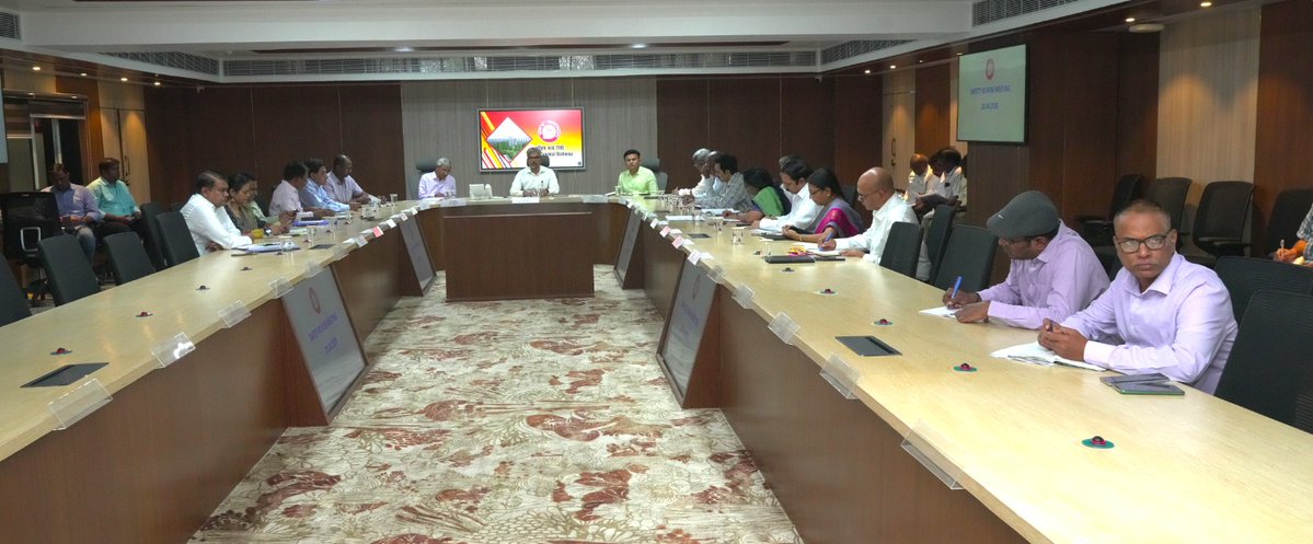 SCRailwayIndia's tweet image. Shri Sanjay Kumar Srivastava, General Manager, SCR holds review meeting on safety of train operations across the zone today at Rail Nilayam along with Principal Heads of Depts. Divisional Railway Managers participated through video conference.

#safetyfirst #railways