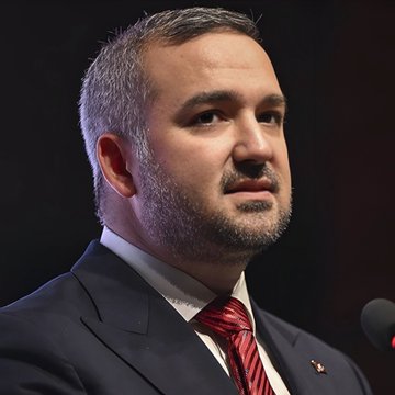 THY’nin yönetim kurulu üyeliğine atanan AKP’li eski Milletvekili Hasan Murat Mercan’ın, Merkez Bankası Başkanı Fatih Karahan’ın dayısı olduğu ortaya çıktı. 

Mercan’ın kızı Simin Mercan Bayraktar ise Enerji Bakanı Alparslan Bayraktar’ın eşi.

Bunun yanı sıra THY Yönetim Kurulu
