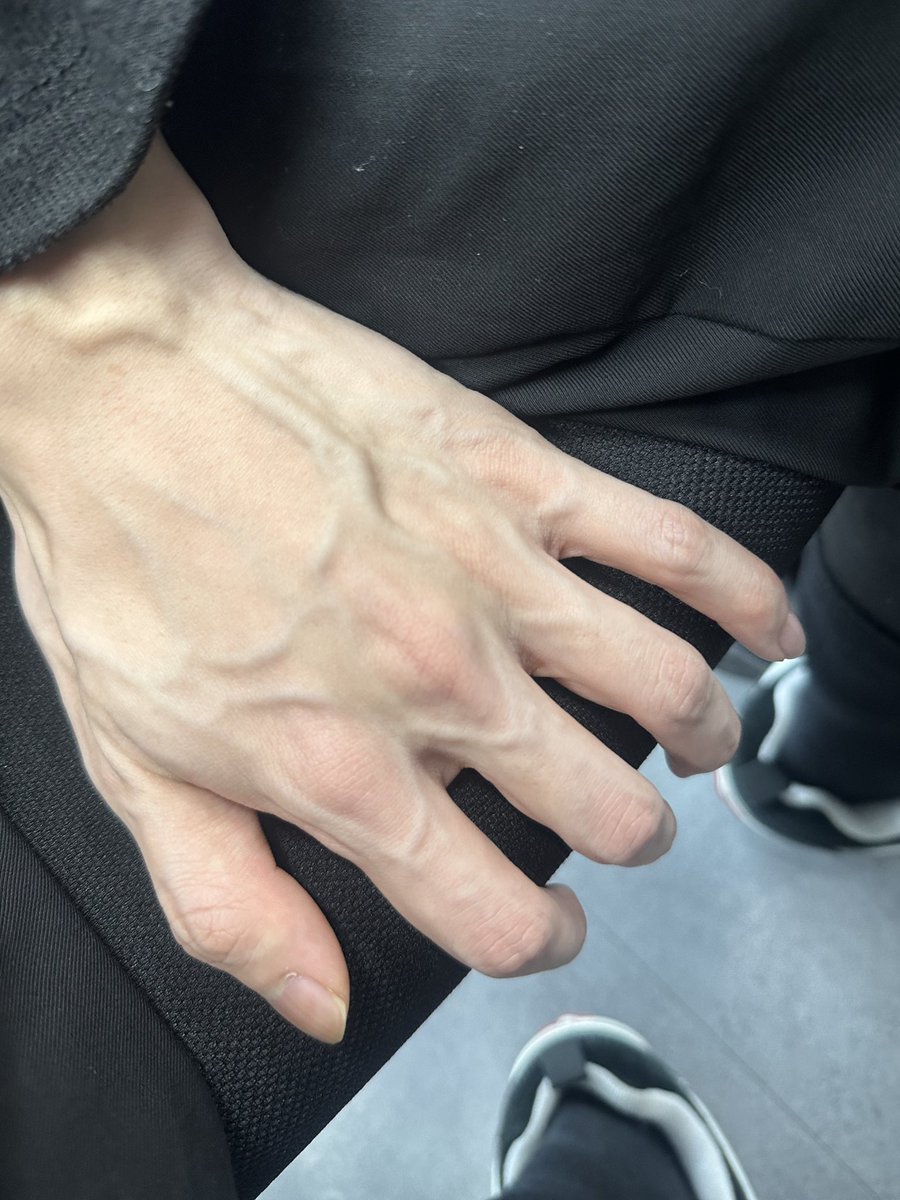 ourovermind's tweet photo. 다들 좋아해주던 손 모음
여름 되면 항상 이난리.... https://t.co/VNmFS82ngb