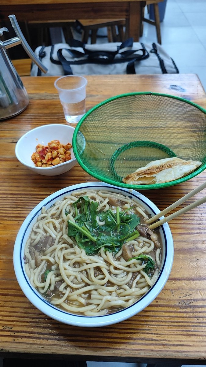 henryctsu's tweet photo. 这个是上次滴滴司机推荐的饭店，酒豆子小菜味道不错，羊肉汤也不错，味道醇美，搭配烧饼吃，感觉还可以，但是烧饼没有妈妈做的好吃，面条一般化，没有手擀面好吃劲道。 https://t.co/nUMYcflycr
