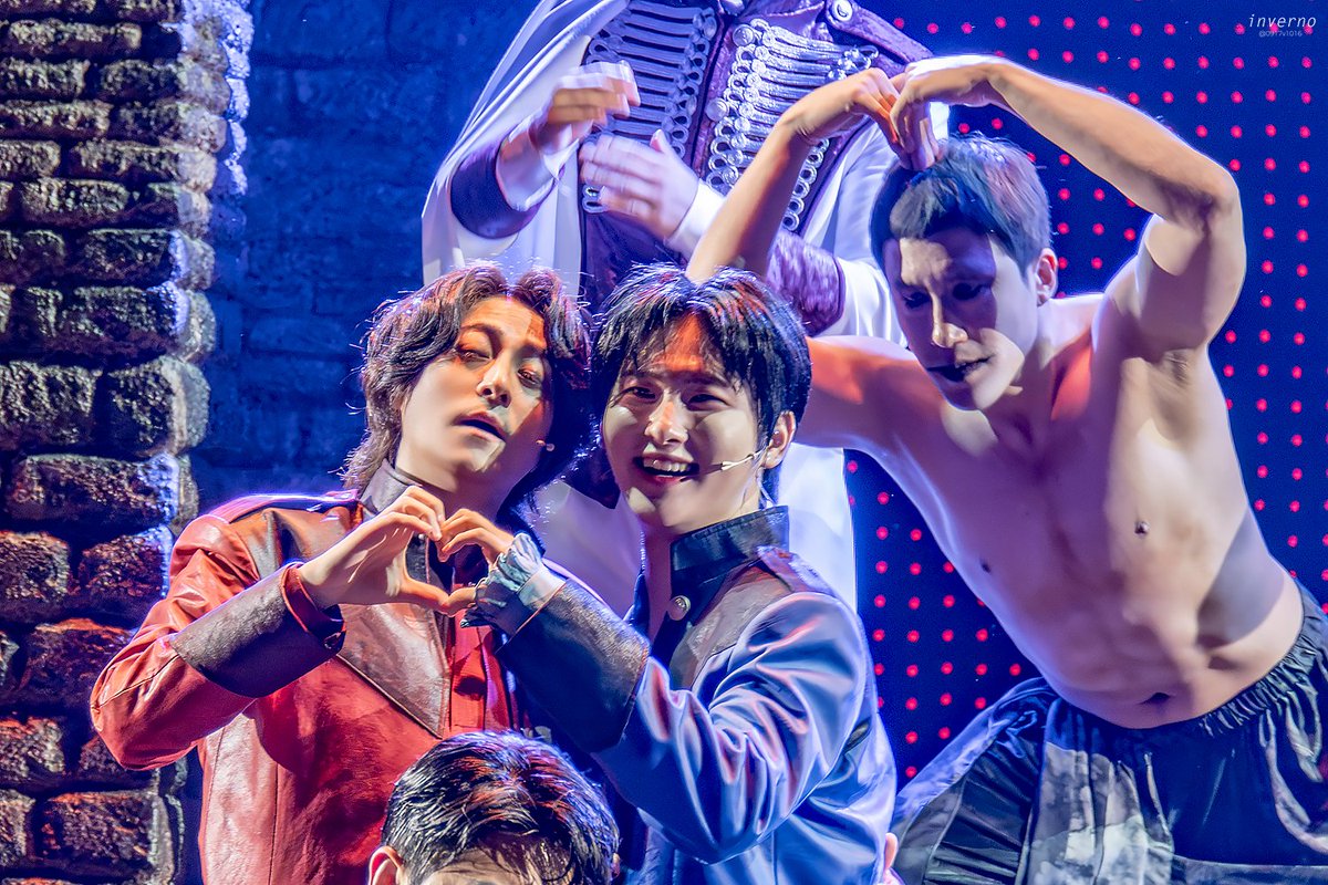 0917v1016's tweet photo. 260411 뮤지컬 로미오와 줄리엣 커튼콜
우빈이랑 만든 하트 💙❤️ (feat. 죽음🖤)

#우빈 #박밈성 #김현수 #김순택  #김경일 #WOOBIN https://t.co/vuKar9WZYx