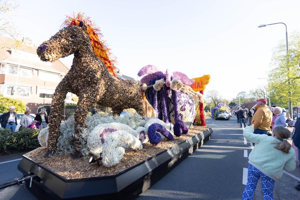 China_and_World's tweet image. 🌼🚋 The Netherlands held its annual Bollenstreek Flower #Parade on April 18, where colorful floats rolled through the streets—some featuring eye-catching Chinese-inspired #designs.

(Photo Source: Xinhua) #Exchanges