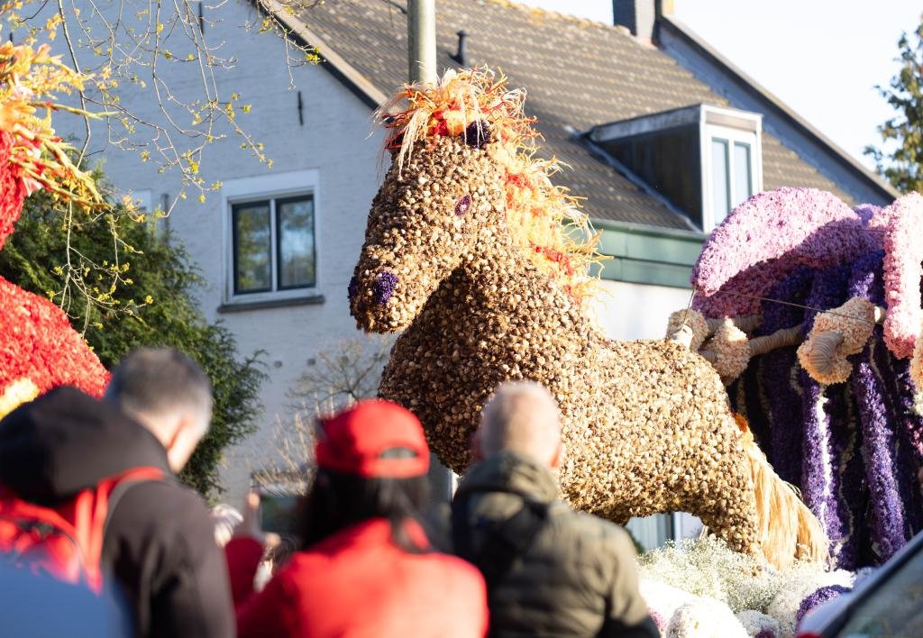 China_and_World's tweet image. 🌼🚋 The Netherlands held its annual Bollenstreek Flower #Parade on April 18, where colorful floats rolled through the streets—some featuring eye-catching Chinese-inspired #designs.

(Photo Source: Xinhua) #Exchanges