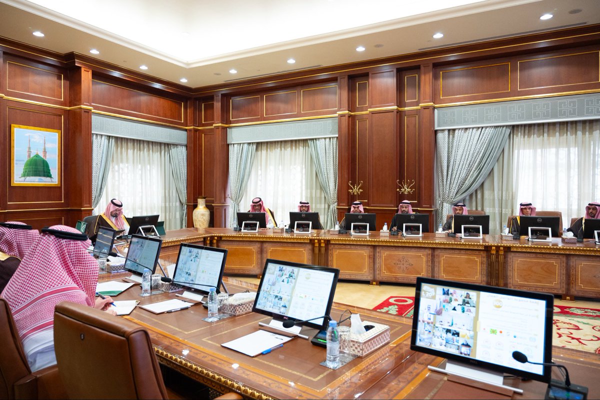 سمو أمير منطقة #المدينة_المنورة #سلمان_بن_سلطان يستقبل رئيس اللجنة الوطنية للجان العمالية المهندس ناصر الجريد، ويطّلع على أعمال اللجنة ومهامها، وجهودها في خدمة شؤون العمالة، وتعزيز البيئة، ورفع كفاءة سوق العمل .