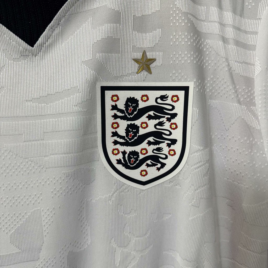 lojaelhsports's tweet image. ⚪🔴 Camisa I Inglaterra 26/27

A camisa da Inglaterra 26/27 chegou elegante demais! 
Clássica, imponente e com toda a tradição do futebol inglês pra quem curte estilo raiz.

Link nos Comentários 
#Inglaterra #England #Inglaterra2627 #CopaDoMundo #Futebol #ELHSports