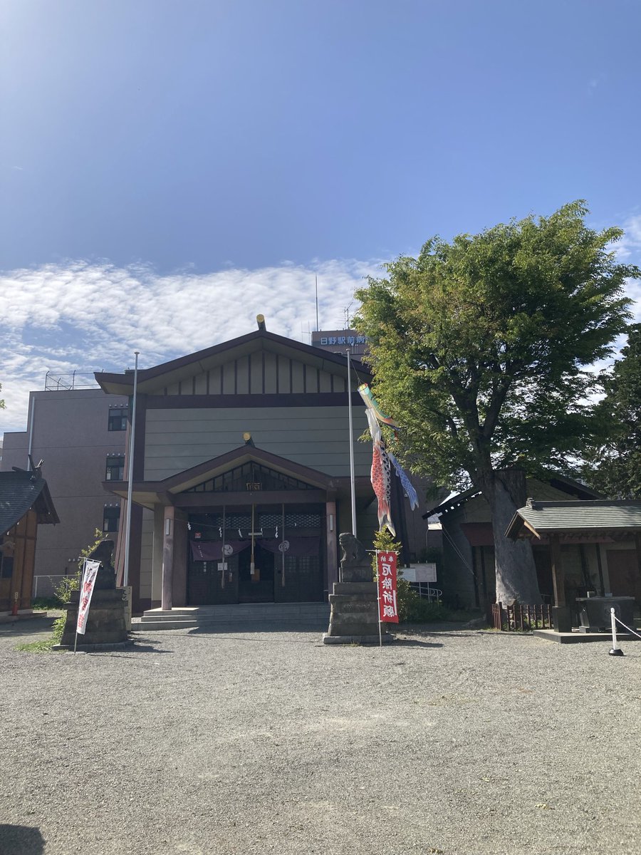 kanmi53's tweet photo. 東京都日野市　日野八坂神社⛩️。
今月の猫の御朱印を直書きでいただきました。友達も同じものを。猫や芝生の塗り方とか少しずつ違うのが可愛い☺️友達のは桜の花びら押し忘れてる😅お花見で酔っ払っちゃったネコが面白い🤣 https://t.co/kna0olRPnr