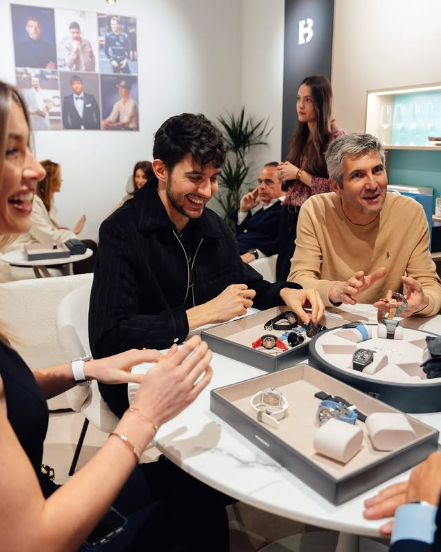 EO31_Fans's tweet image. Esteban était présent ce week-end au salon Watches and Wonders Geneva avec la marque Bianchet, dont il est partenaire. À ses côtés se trouvaient Flavy ainsi que son père, Laurent.

#Ocon #Bianchet