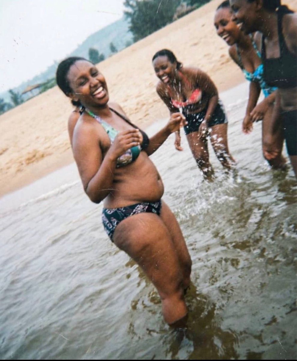 Erwan_reverend's tweet image. #Rwanda 🔴🇷🇼

La porte-parole du gouvernement Rwandais, #Yolande_Makolo en mode sous-vêtements.

.