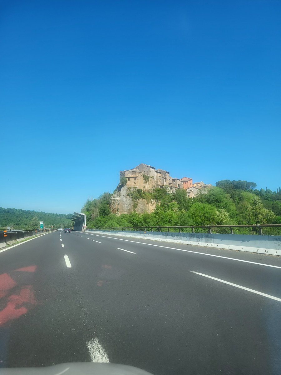 ColucciLc's tweet photo. @LucaColucci1 @settalese @Calciodiretta24 @comunesettala @mar_co_lucci @settalacalcio @LegaDilettanti @AlzaniRiccardo @tuttocampo @ilCittadinoLodi @SbordoniMa39431 @ComunediLodi @MontePoraPresol @Presolana @ProlocoClusone @Zcfnews @YTGroup_com @visitischia @IschiaRu @GiovaniBN @Nappulaliiga @juhoputkonen @ischianews @CagliariCalcio @RepCagliari @Isolaliricalcio @Zif0u @Frosinone1928 @ComuneFrosinone @AstorHotelFr @isolaprocida @iloveischia_ @cartaromana @ischiablog @castelloischia @laspeziaoggitw @SpeziaCalcio @cdsnews @ComuneSpezia @newsquarto @ProLocoPozzuoli @VesuvioLive Fortunatamente il viaggio fila via liscio: passiamo da #foglia e poi sfioriamo #baschi ...
Bei posti.
Bel viaggio!!!
Possiamo andare addirittura a vedere il secondo tempo della 29° giornata di campionato di #primacategoria #gironeH #Lombardia
@settalese - #montanaso https://t.co/s6KTTkilEp