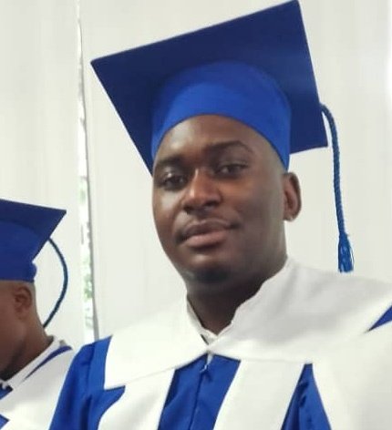 RadioDouce's tweet image. Dorvil Patrick et Lavertu Alcy, ces deux jeunes diplômés de la promotion AltaHÏR de CENACOM ce dimanche 19 avril, entament leur parcours professionnel en vidéographie et photographie. Bienvenue sur le marché du travail et plein succès pour la suite. 
#Haïti #CENACOM #Graduation