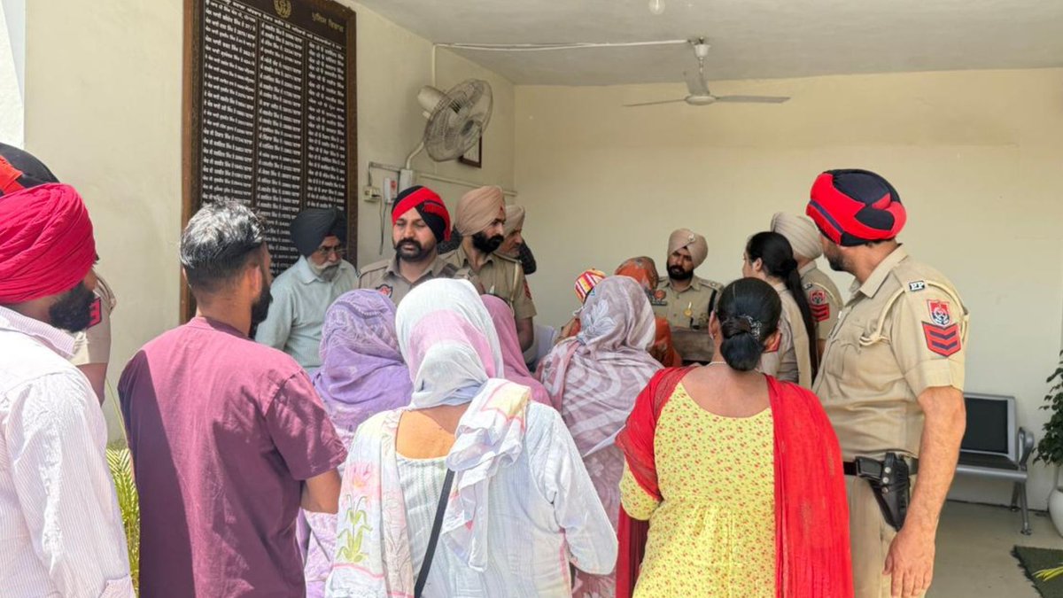 BatalaPolice's tweet image. SSP Batala interacted with citizens, listened to their grievances, and assured prompt resolution.
#PublicService