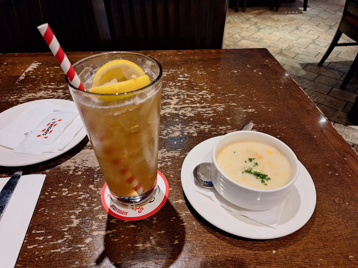 LavaWaterMC's tweet image. 今天去吃美式餐廳Friday，因為他們有賣調酒的關係所以跑去西門町那邊吃。
他們家的長島冰茶滿大杯的，另外他們商業午餐有些餐點比如說我吃的這個青醬雞肉義大利麵就有時段性特價，他們的義大利麵九層塔味很濃很香。
#Friday #調酒 #餐廳