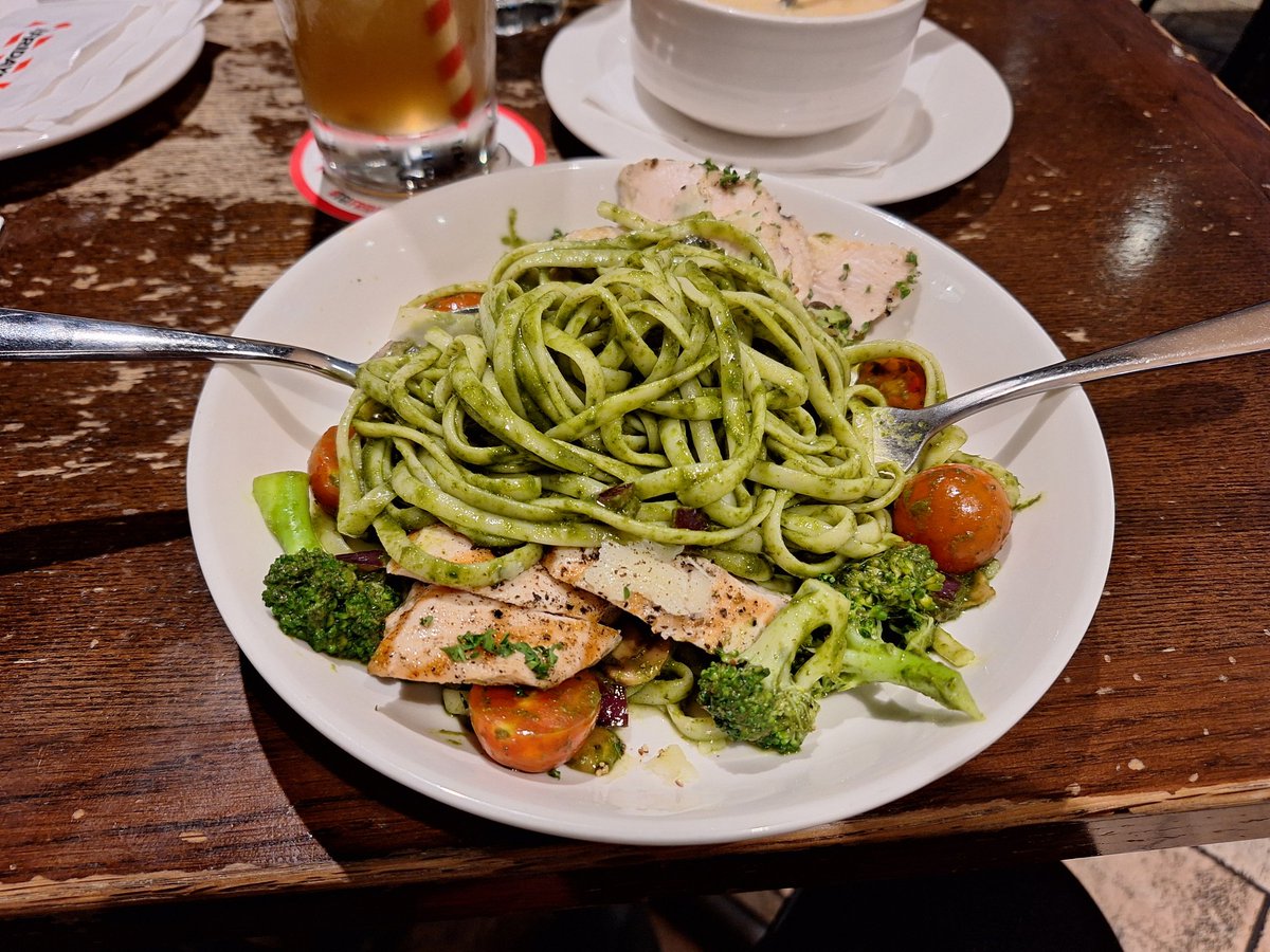 LavaWaterMC's tweet image. 今天去吃美式餐廳Friday，因為他們有賣調酒的關係所以跑去西門町那邊吃。
他們家的長島冰茶滿大杯的，另外他們商業午餐有些餐點比如說我吃的這個青醬雞肉義大利麵就有時段性特價，他們的義大利麵九層塔味很濃很香。
#Friday #調酒 #餐廳