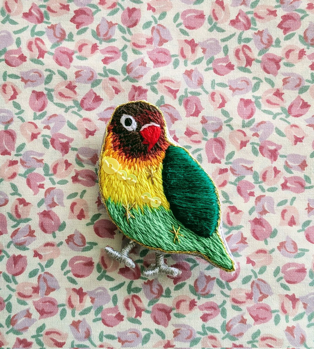 ボタンインコさんの目が好きです
力強い
#ボタンインコ #鳥
#刺繍 #ブローチ #ハンドメイドマルシェ