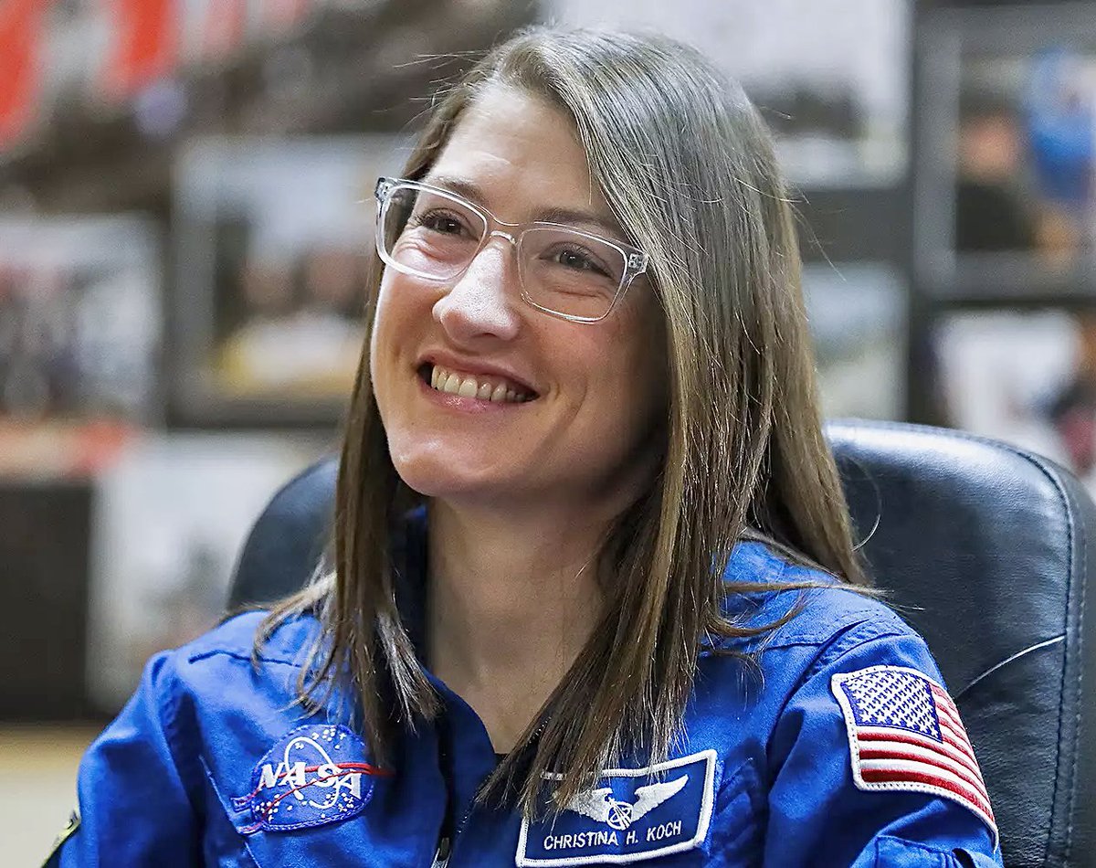 ella ⸆⸉ artemis ii era tweet media