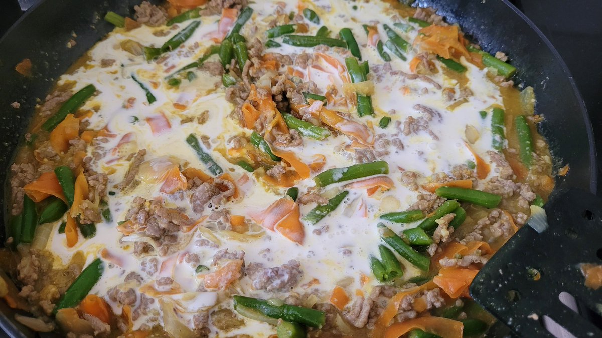 LifeNetherlands's tweet photo. 今夜の夕御飯は、#オランダ の #Knorr を使ってアフリカ料理のBobotie(ボボティ)を久々に使った。人参も追加し生クリームは多めで。このキットは、スパイス付きだからスパイスが残って困ることもなく、簡単で美味しいから便利！
https://t.co/8ziBG2ozk7
#海外おうちごはん #オランダ生活 https://t.co/1unoIpU6H7